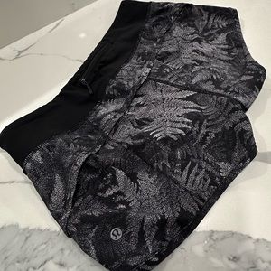 GUC Lululemon Peed Shorts - Black/Grey Leaf print size 8